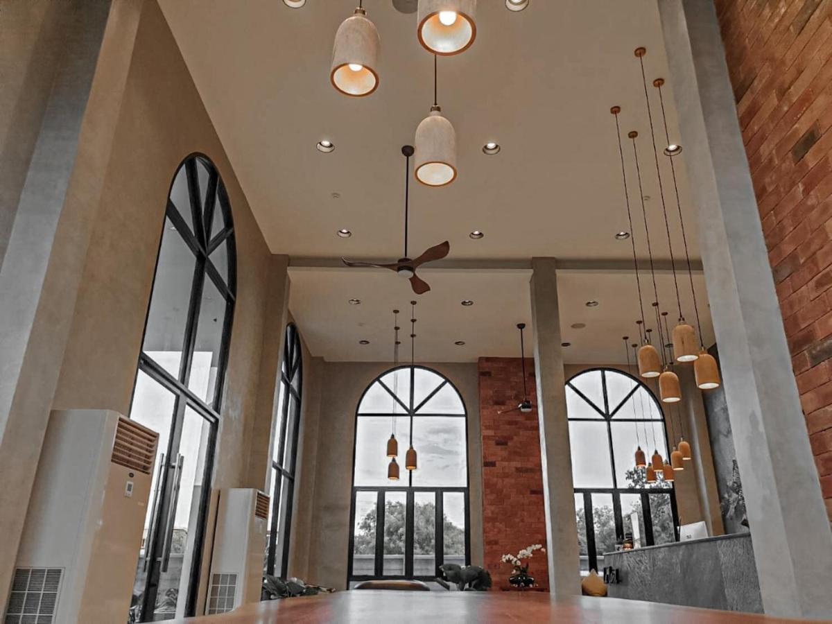 Le Lert Hotel Ratchaburi Buitenkant foto